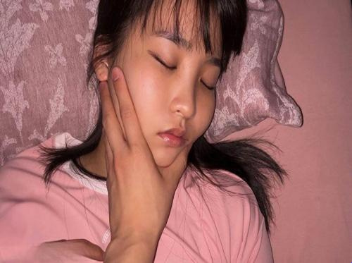 Menyelinap untuk memperkosa sahabatnya di tengah malam