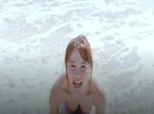 美女的爱好就是不穿衣服去海边