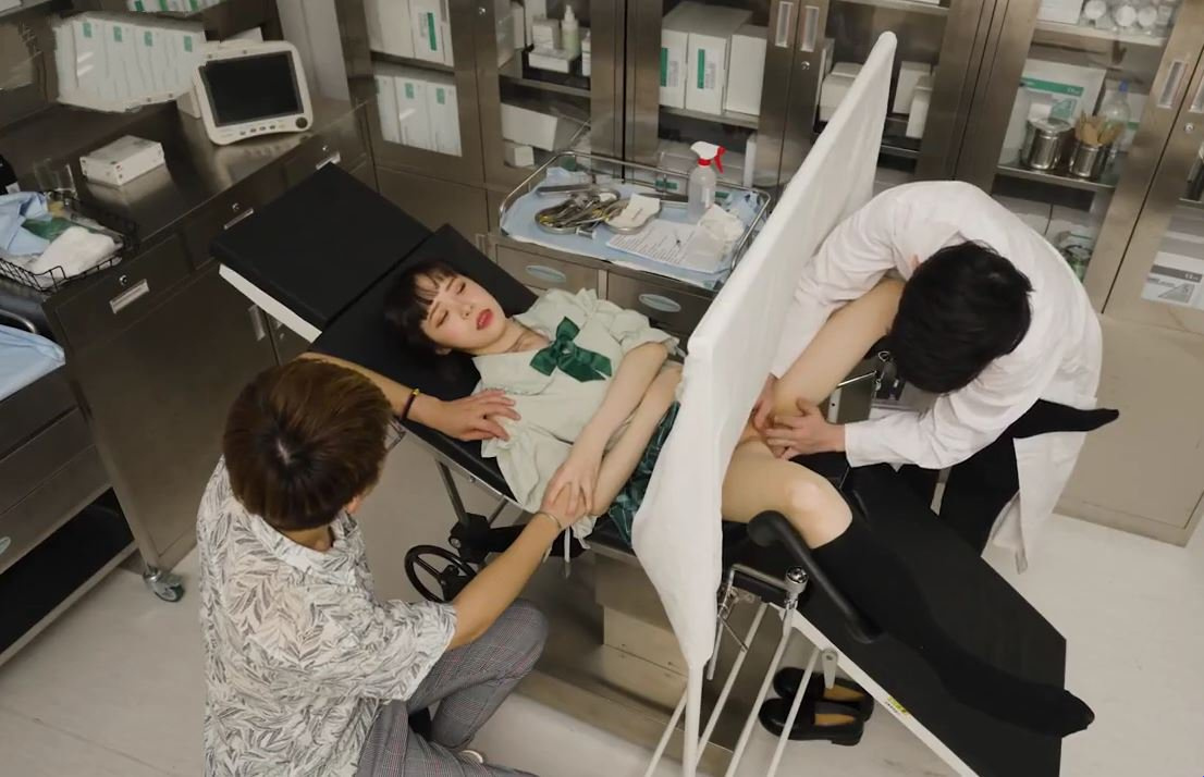 Incontra un medico tailandese quando porti tua moglie per una visita ginecologica