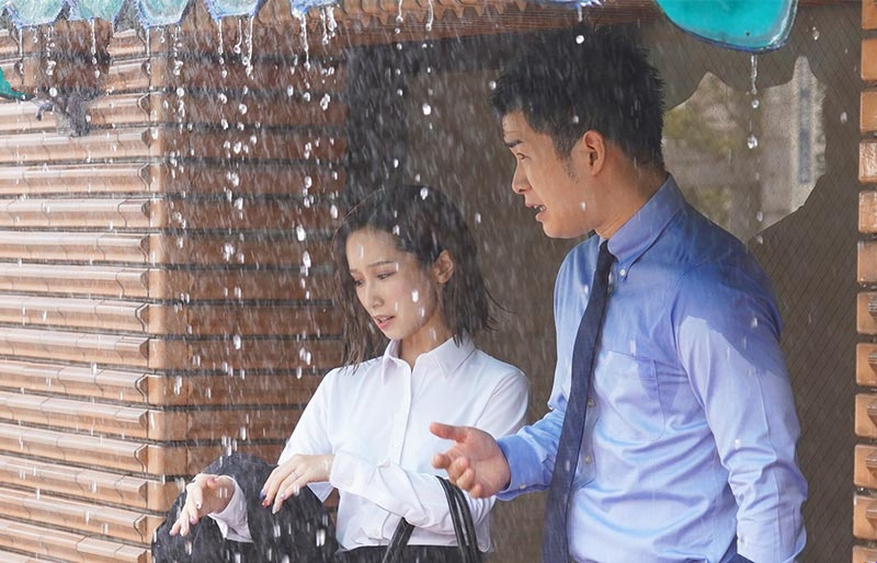SSNI-929 Đi nhà nghĩ với anh đồng nghiệp vì cơn bão bất đắc dĩ