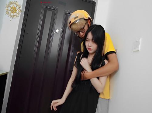 The drunk little mistress has sex with the shipper