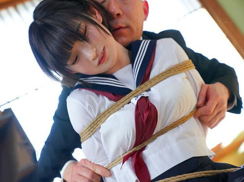 Cosplay bilang isang mag-aaral upang makipagtalik sa kanyang biyenan