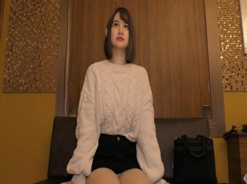 Il supereroe mascherato osserva una bella ma un po' ingenua ragazza del settore